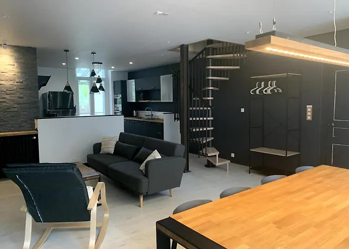 Titaie Maison Au Calme A 300m Du Centre 펜션 라루브불